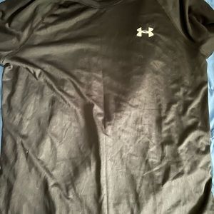 BLACK UNDER ARMOUR SHORT SLEEVE DRY FIT